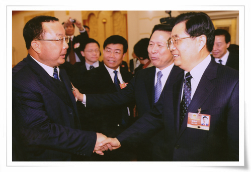 在十一屆全國人大會議上，時任中共中央總書記胡錦濤親切接見集團創始人劉慶年